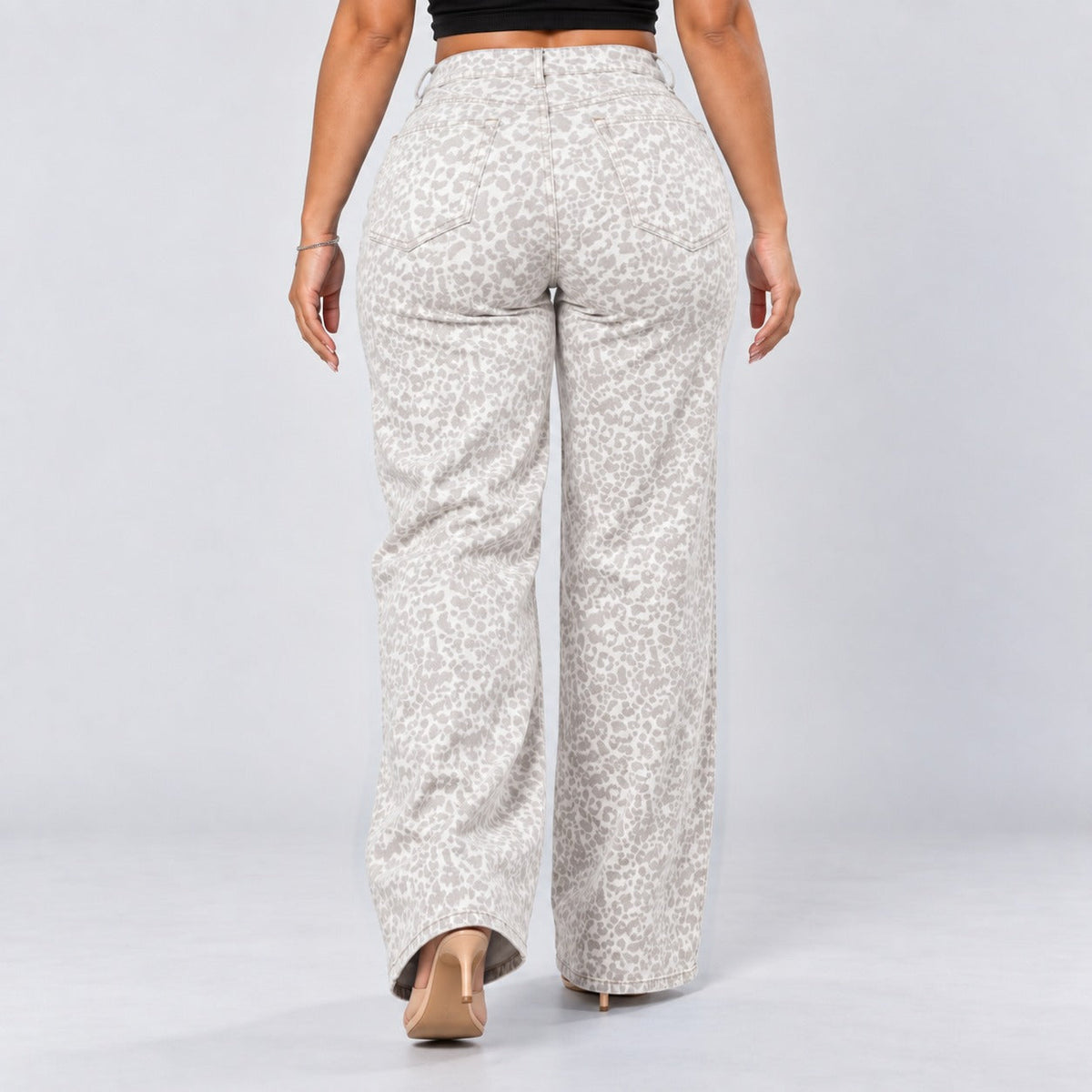White Leopard | Back view, walking